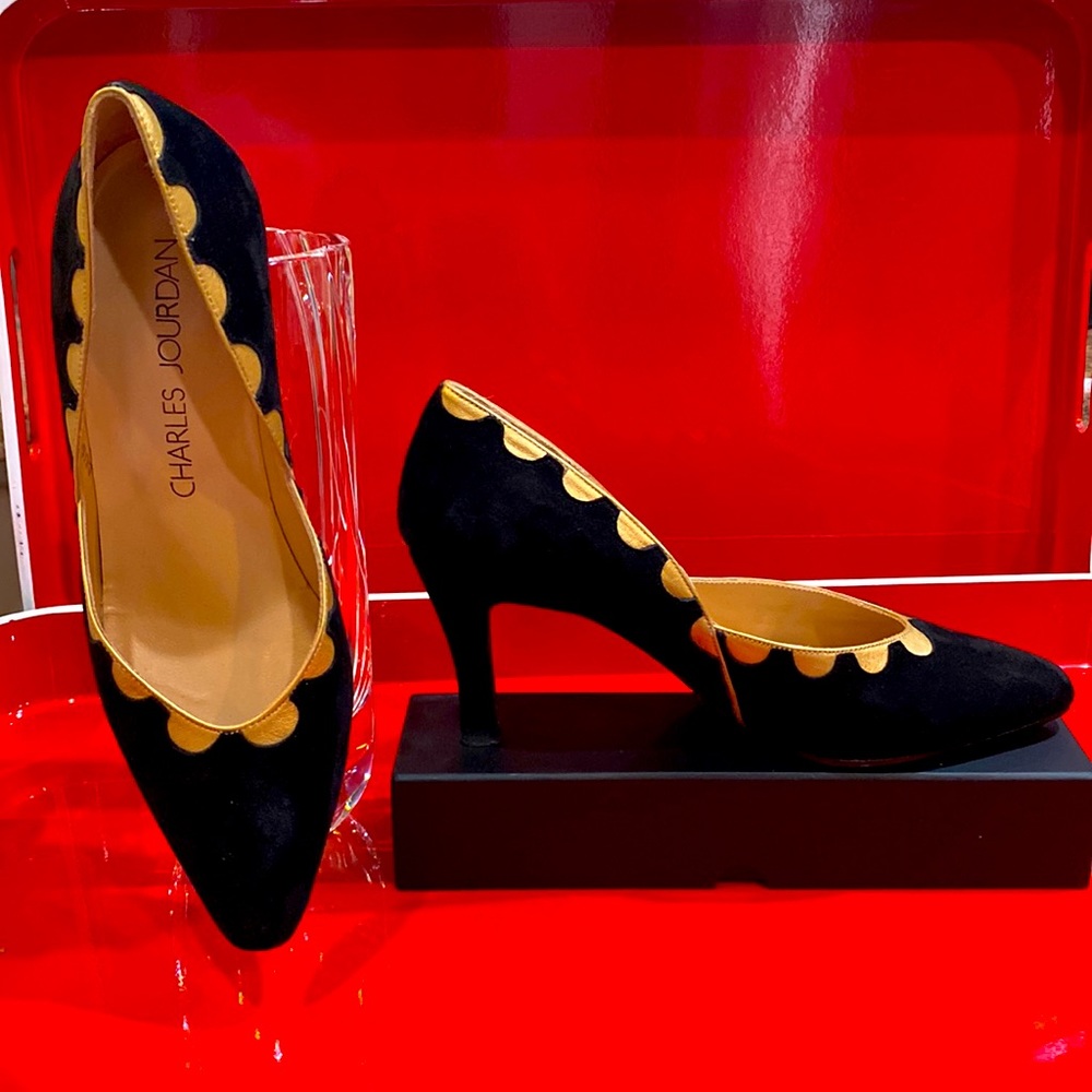 Charles Jourdan Black Suede Heels w Gold Leather Scallop Edge Trim VTG 5.5 EUC